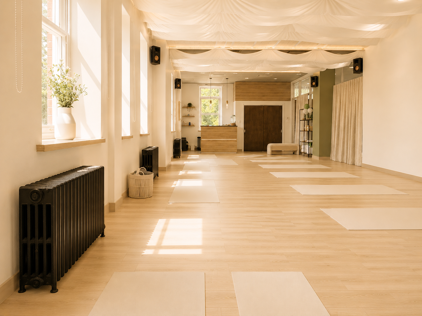 Salle de yoga lumineuse au Studio Aube